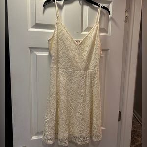 Women’s white/cream color dress